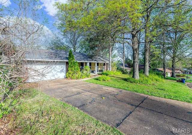 Photo 3 of Single Family Residence at 1239 Cheverly Ct, Saint Louis, MO 63146 | MLS# MIS25024988 | | Sold on 2025-06-10