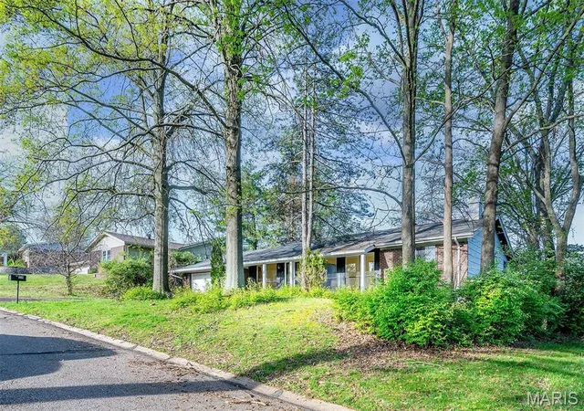 Photo 4 of Single Family Residence at 1239 Cheverly Ct, Saint Louis, MO 63146 | MLS# MIS25024988 | | Sold on 2025-06-10