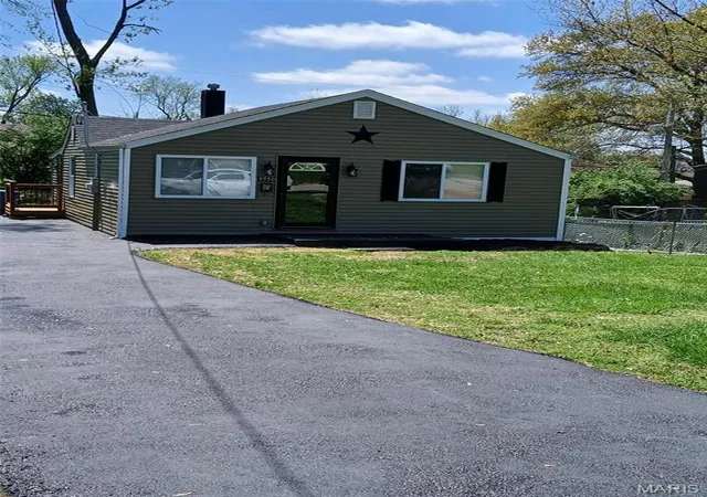 Single Family Residence at 9550 Flora Ave, Saint Louis, MO 63114 | MLS# MIS25025067 | | Sold on 2025-09-17