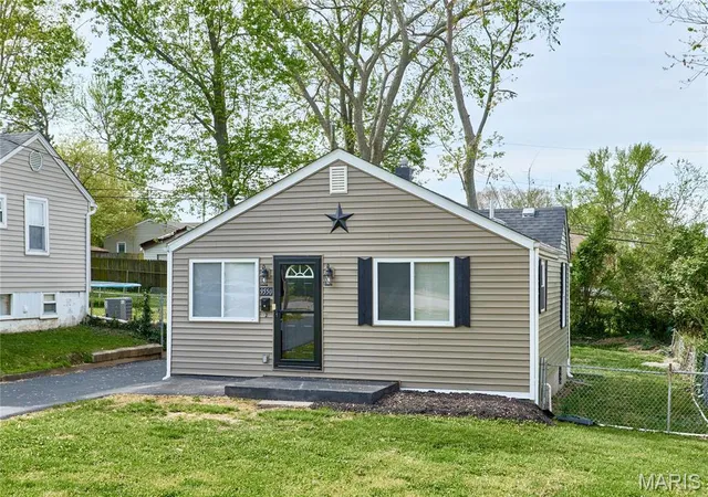 Photo 2 of Single Family Residence at 9550 Flora Ave, Saint Louis, MO 63114 | MLS# MIS25025067 | | Sold on 2025-09-17