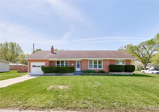 Photo 1 of Single Family Residence at 320 Hawthorn Ave, Saint Charles, MO 63301 | MLS# MIS25025179 |  | Sold on 2025-05-27
