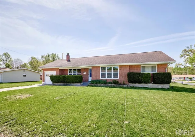 Photo 2 of Single Family Residence at 320 Hawthorn Ave, Saint Charles, MO 63301 | MLS# MIS25025179 |  | Sold on 2025-05-27