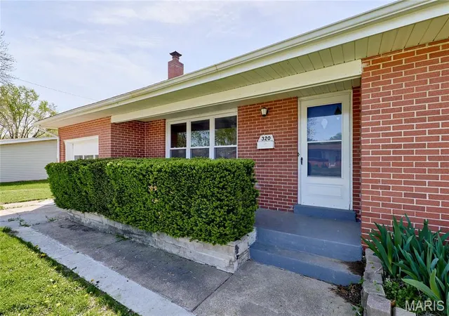 Photo 3 of Single Family Residence at 320 Hawthorn Ave, Saint Charles, MO 63301 | MLS# MIS25025179 |  | Sold on 2025-05-27