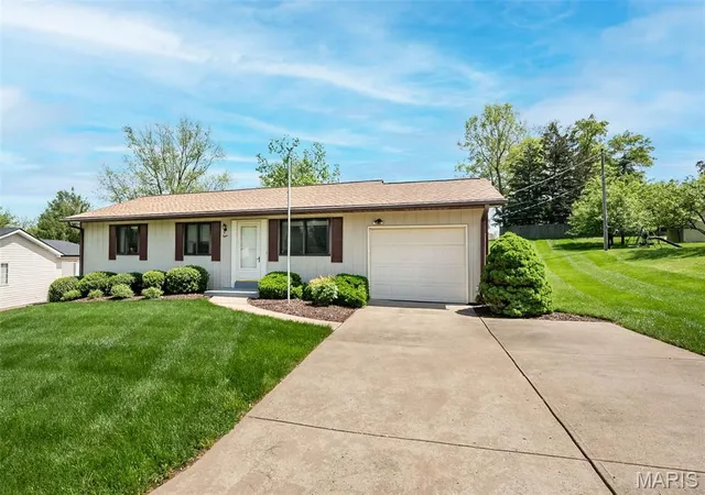 Photo 1 of Single Family Residence at 8 Gran Lin Ct, Saint Charles, MO 63303 | MLS# MIS25025448 | | Sold on 2025-07-02