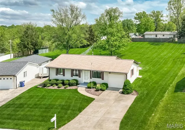 Photo 2 of Single Family Residence at 8 Gran Lin Ct, Saint Charles, MO 63303 | MLS# MIS25025448 | | Sold on 2025-07-02