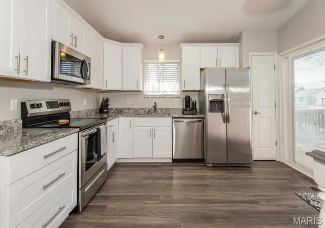Photo 4 of Single Family Residence at 1 Summer Forest Ct, Saint Charles, MO 63304 | MLS# MIS25025491 |  | Sold on 2025-05-23
