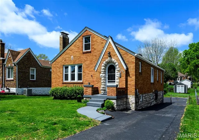 Single Family Residence at 723 Reed Ave, Saint Louis, MO 63125 | MLS# MIS25025493 | | Sold on 2025-06-26