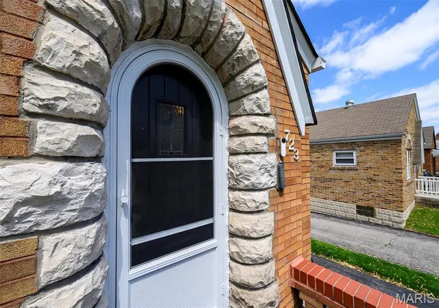Photo 4 of Single Family Residence at 723 Reed Ave, Saint Louis, MO 63125 | MLS# MIS25025493 | | Sold on 2025-06-26