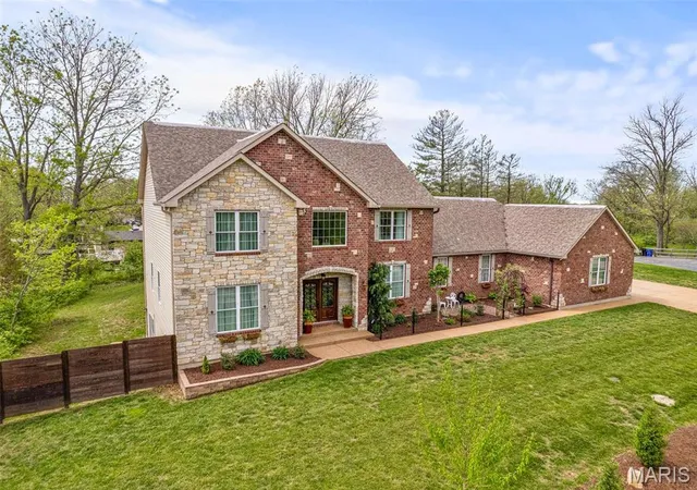 Single Family Residence at 2542 Bluffwood Dr, Saint Louis, MO 63129 | MLS# MIS25025548 | | Sold on 2025-05-28
