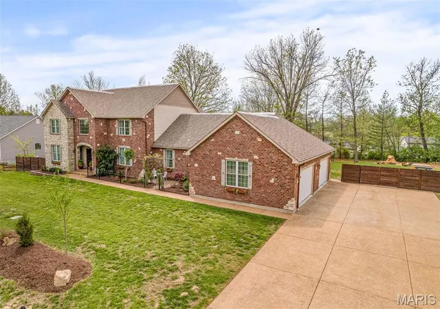 Photo 2 of Single Family Residence at 2542 Bluffwood Dr, Saint Louis, MO 63129 | MLS# MIS25025548 | | Sold on 2025-05-28