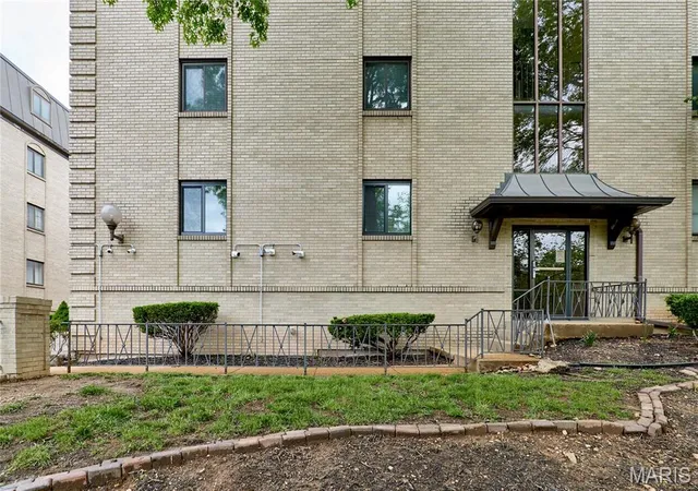 Photo 2 of Condominium at 4355 Maryland Ave #101, Saint Louis, MO 63108 | MLS# MIS25026791 |  | Sold on 2025-06-05