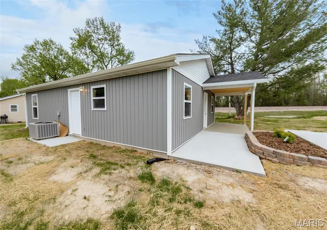Photo 3 of Single Family Residence at 100 Huff St, St. James, MO 65559 | MLS# MIS25026803 | | Sold on 2025-06-17