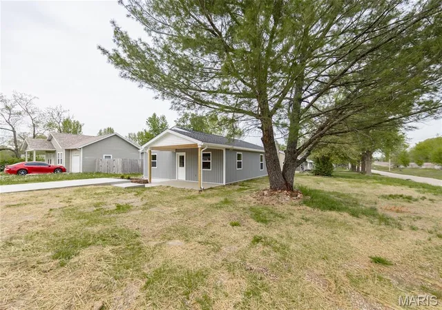 Photo 5 of Single Family Residence at 100 Huff St, St. James, MO 65559 | MLS# MIS25026803 | | Sold on 2025-06-17
