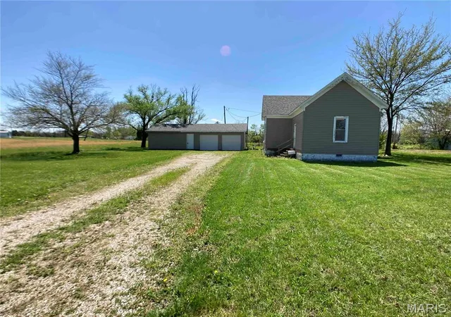 Photo 4 of Single Family Residence at 898 Tree Farm Road, High Hill, MO 63350 | MLS# MIS25026896 | | Sold on 2025-06-26