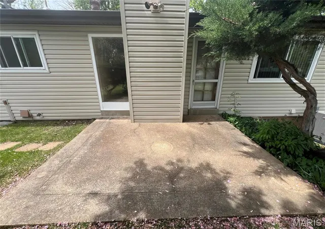 Photo 3 of Single Family Residence at 12581 Larkwood Dr, Saint Louis, MO 63146 | MLS# MIS25026975 |  | Sold on 2025-06-13