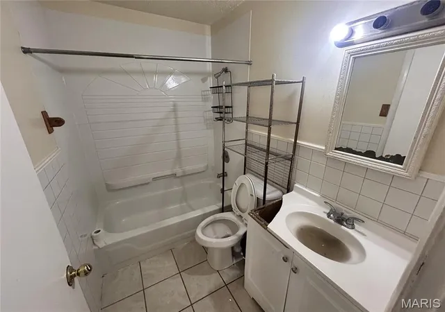 Photo 4 of Single Family Residence at 3917 Lada Ave, Saint Louis, MO 63121 | MLS# MIS25027021 | | Sold on 2025-05-14