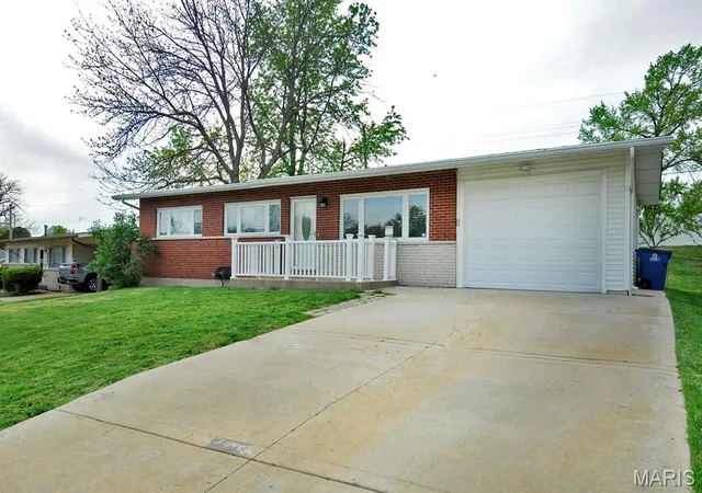 Single Family Residence at 2959 Annunciation Dr, Saint Louis, MO 63125 | MLS# MIS25027058 | | Sold on 2025-12-19