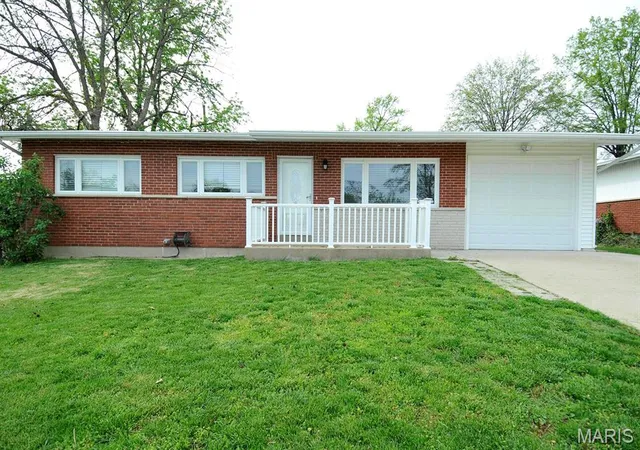 Photo 1 of Single Family Residence at 2959 Annunciation Dr, Saint Louis, MO 63125 | MLS# MIS25027058 | | Sold on 2025-12-19