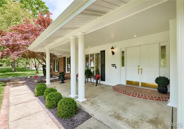 Photo 3 of Single Family Residence at 184 Laduemont Dr, Saint Louis, MO 63141 | MLS# MIS25027102 |  | Sold on 2025-05-21