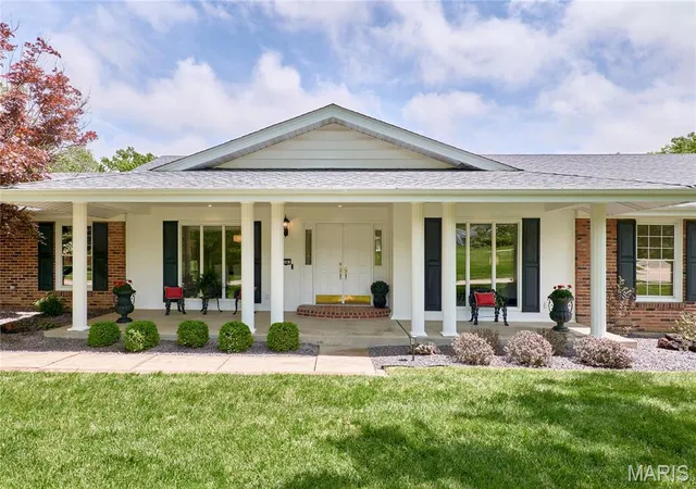 Photo 4 of Single Family Residence at 184 Laduemont Dr, Saint Louis, MO 63141 | MLS# MIS25027102 |  | Sold on 2025-05-21