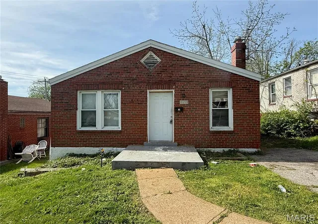Single Family Residence at 820 Elias Ave, Saint Louis, MO 63147 | MLS# MIS25027294 | | Sold on 2025-10-23