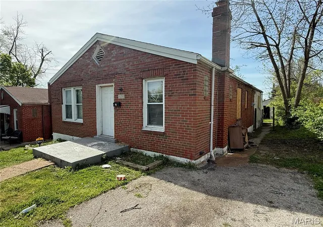 Photo 1 of Single Family Residence at 820 Elias Ave, Saint Louis, MO 63147 | MLS# MIS25027294 | | Sold on 2025-10-23
