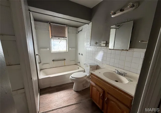 Photo 4 of Single Family Residence at 820 Elias Ave, Saint Louis, MO 63147 | MLS# MIS25027294 | | Sold on 2025-10-23