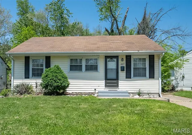 Single Family Residence at 207 Cameron Rd, Saint Louis, MO 63137 | MLS# MIS25027425 | | Sold on 2025-05-27