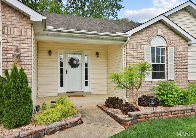 Photo 2 of Single Family Residence at 1200 Sweeping Oaks Dr, Saint Charles, MO 63304 | MLS# MIS25027591 | | Sold on 2025-06-09