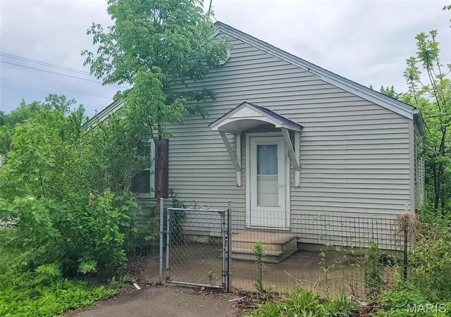 Photo 2 of Single Family Residence at 300 W Marvin Ave, Fredericktown, MO 63645 | MLS# MIS25027604 | | Sold on 2025-06-06