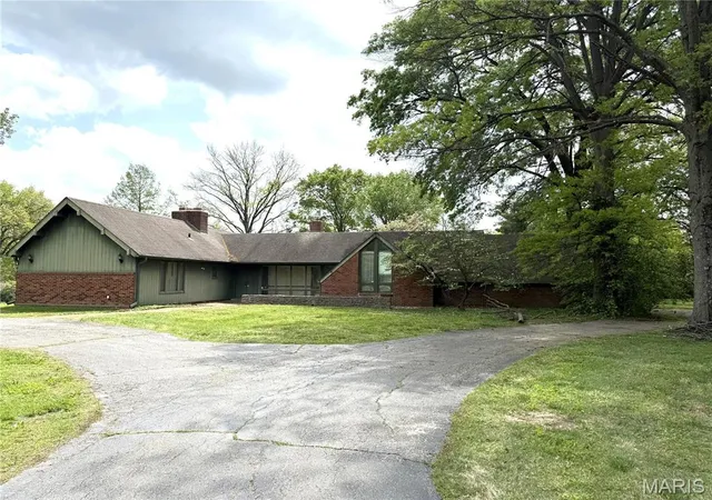 Single Family Residence at 16 Clayton Hills Ln, Saint Louis, MO 63131 | MLS# MIS25027687 | | Sold on 2025-05-21