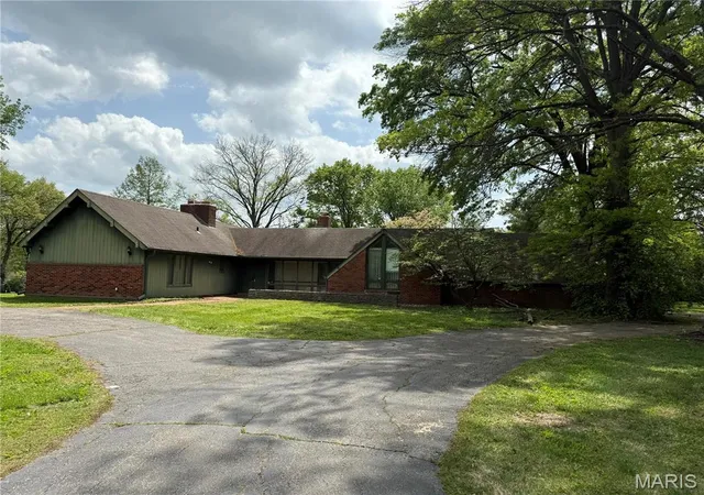 Photo 1 of Single Family Residence at 16 Clayton Hills Ln, Saint Louis, MO 63131 | MLS# MIS25027687 | | Sold on 2025-05-21