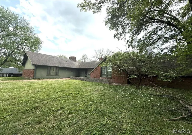 Photo 2 of Single Family Residence at 16 Clayton Hills Ln, Saint Louis, MO 63131 | MLS# MIS25027687 | | Sold on 2025-05-21