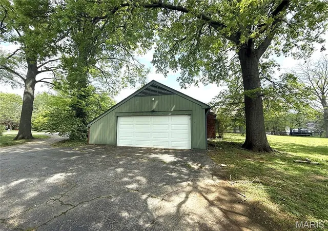 Photo 3 of Single Family Residence at 16 Clayton Hills Ln, Saint Louis, MO 63131 | MLS# MIS25027687 | | Sold on 2025-05-21