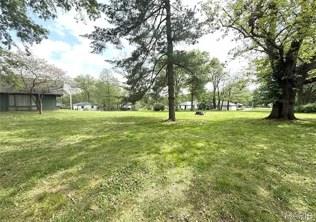 Photo 4 of Single Family Residence at 16 Clayton Hills Ln, Saint Louis, MO 63131 | MLS# MIS25027687 | | Sold on 2025-05-21