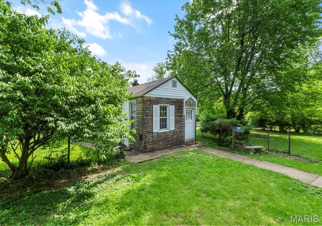 Photo 3 of Single Family Residence at 7728 Snowden Ave, Saint Louis, MO 63117 | MLS# MIS25027757 | | Sold on 2025-06-06