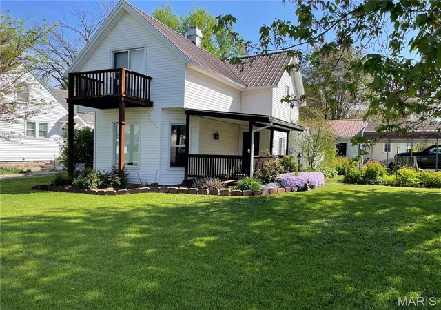 Photo 2 of Single Family Residence at 500 N Main St, Vandalia, MO 63382 | MLS# MIS25027799 | | Sold on 2025-05-16