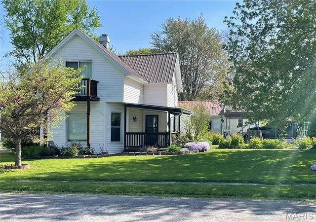 Photo 4 of Single Family Residence at 500 N Main St, Vandalia, MO 63382 | MLS# MIS25027799 | | Sold on 2025-05-16