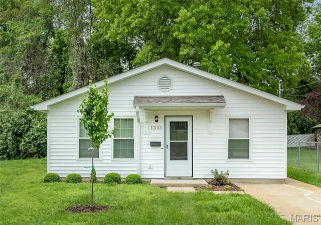 Single Family Residence at 1331 Belrue Ave, Saint Louis, MO 63133 | MLS# MIS25027898 | | Sold on 2025-08-28