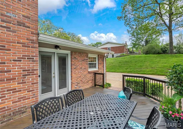 Photo 4 of Single Family Residence at 667 Country Manor Ln, Saint Louis, MO 63141 | MLS# MIS25027965 |  | Sold on 2025-05-23