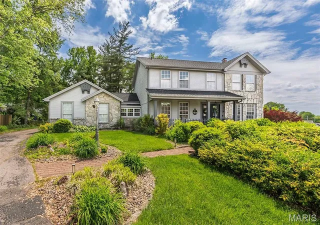 Photo 2 of Single Family Residence at 10 Elk Ridge Ct, Saint Charles, MO 63304 | MLS# MIS25027973 | | Sold on 2025-07-01