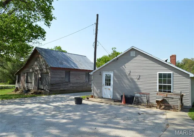 Photo 3 of Single Family Residence at 3 Green Valley Ln, Hermann, MO 65041 | MLS# MIS25028018 | | Sold on 2025-06-23