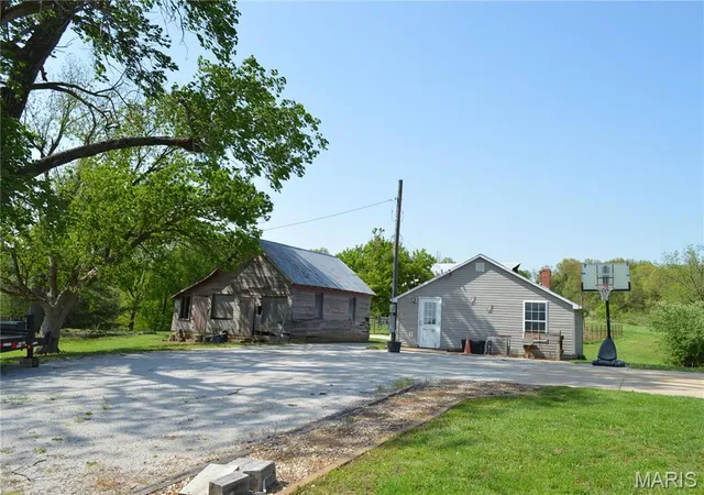 Photo 4 of Single Family Residence at 3 Green Valley Ln, Hermann, MO 65041 | MLS# MIS25028018 | | Sold on 2025-06-23