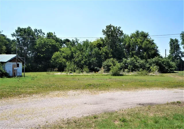 Photo 4 of Single Family Residence at 7106 Florence Pl, Saint Louis, MO 63136 | MLS# MIS25028023 | | Sold on 2025-06-13