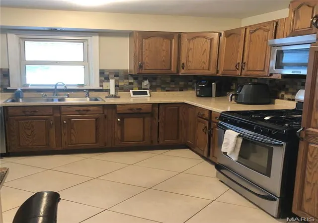 Photo 4 of Single Family Residence at 440 Thurston Ave, Saint Louis, MO 63134 | MLS# MIS25028084 | | Sold on 2025-06-09