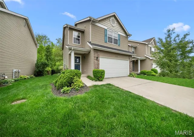 Photo 2 of Single Family Residence at 555 Parkgate Dr, Lake Saint Louis, MO 63367 | MLS# MIS25028097 | | Sold on 2025-06-09