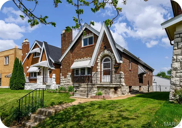 Single Family Residence at 3908 Gustine Ave, Saint Louis, MO 63116 | MLS# MIS25028332 |  | Sold on 2025-09-18