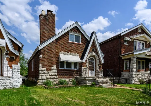 Photo 2 of Single Family Residence at 3908 Gustine Ave, Saint Louis, MO 63116 | MLS# MIS25028332 |  | Sold on 2025-09-18