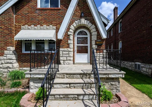Photo 3 of Single Family Residence at 3908 Gustine Ave, Saint Louis, MO 63116 | MLS# MIS25028332 |  | Sold on 2025-09-18