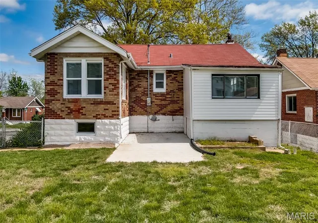 Photo 3 of Single Family Residence at 8132 John Pl, Saint Louis, MO 63114 | MLS# MIS25028385 | | Sold on 2025-06-04